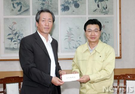 정몽준 이사장님이 김진선 도지사에게 재단 수재의연금과 개인성금을 기탁하는 모습